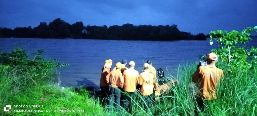 The rescue team rescued the residents of the ashram trapped in the flood