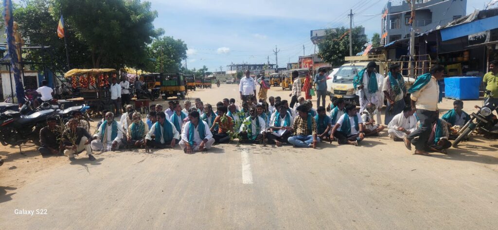 Farmers on the road in Pedda Kodapgal